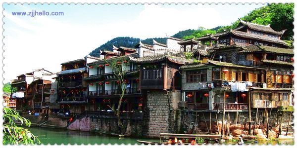 張家界、黃石寨、金鞭溪、袁家界、天子山、十里畫(huà)廊、黃龍洞、寶峰湖、天門(mén)山、鳳凰古城四日游